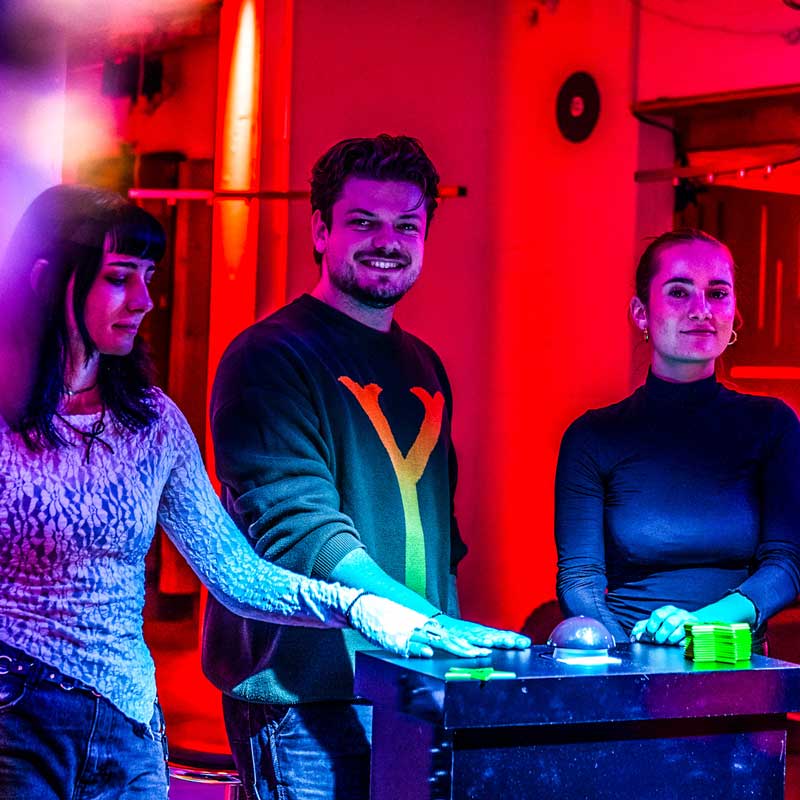 TurmXGames_Teamevent_als_Gameshow_Buzzer_drei_freunde-(1)